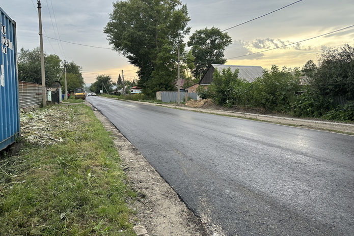 В поселке Красина начали укладывать новый асфальт на главной улице